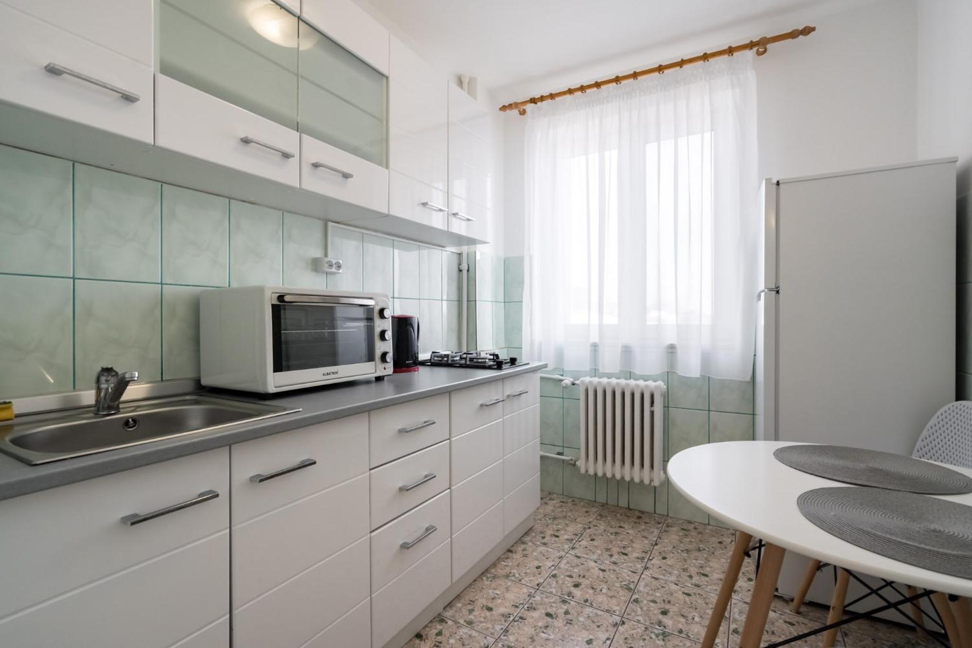 City View Apartment With Private Balcony บูคาเรสต์ ภายนอก รูปภาพ