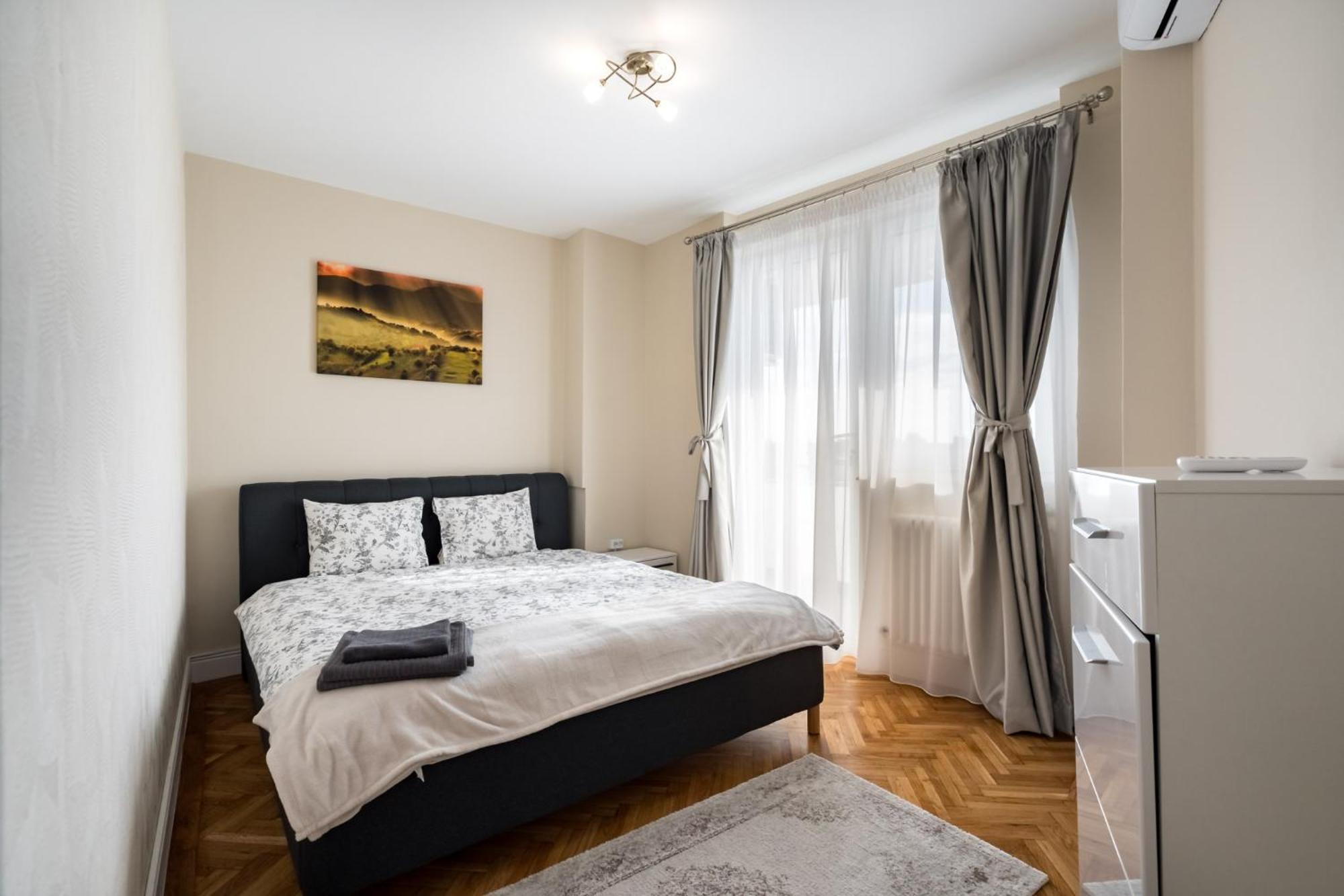 City View Apartment With Private Balcony บูคาเรสต์ ภายนอก รูปภาพ