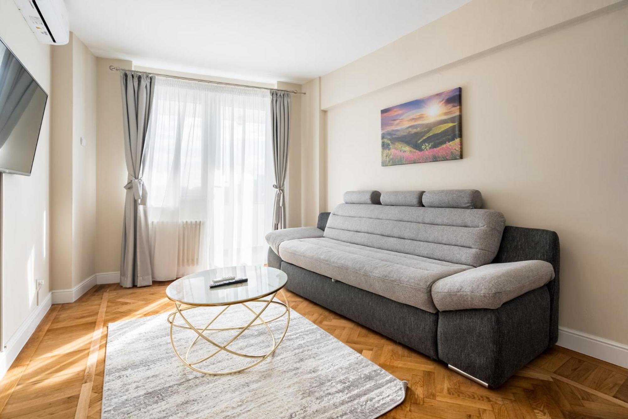 City View Apartment With Private Balcony บูคาเรสต์ ภายนอก รูปภาพ