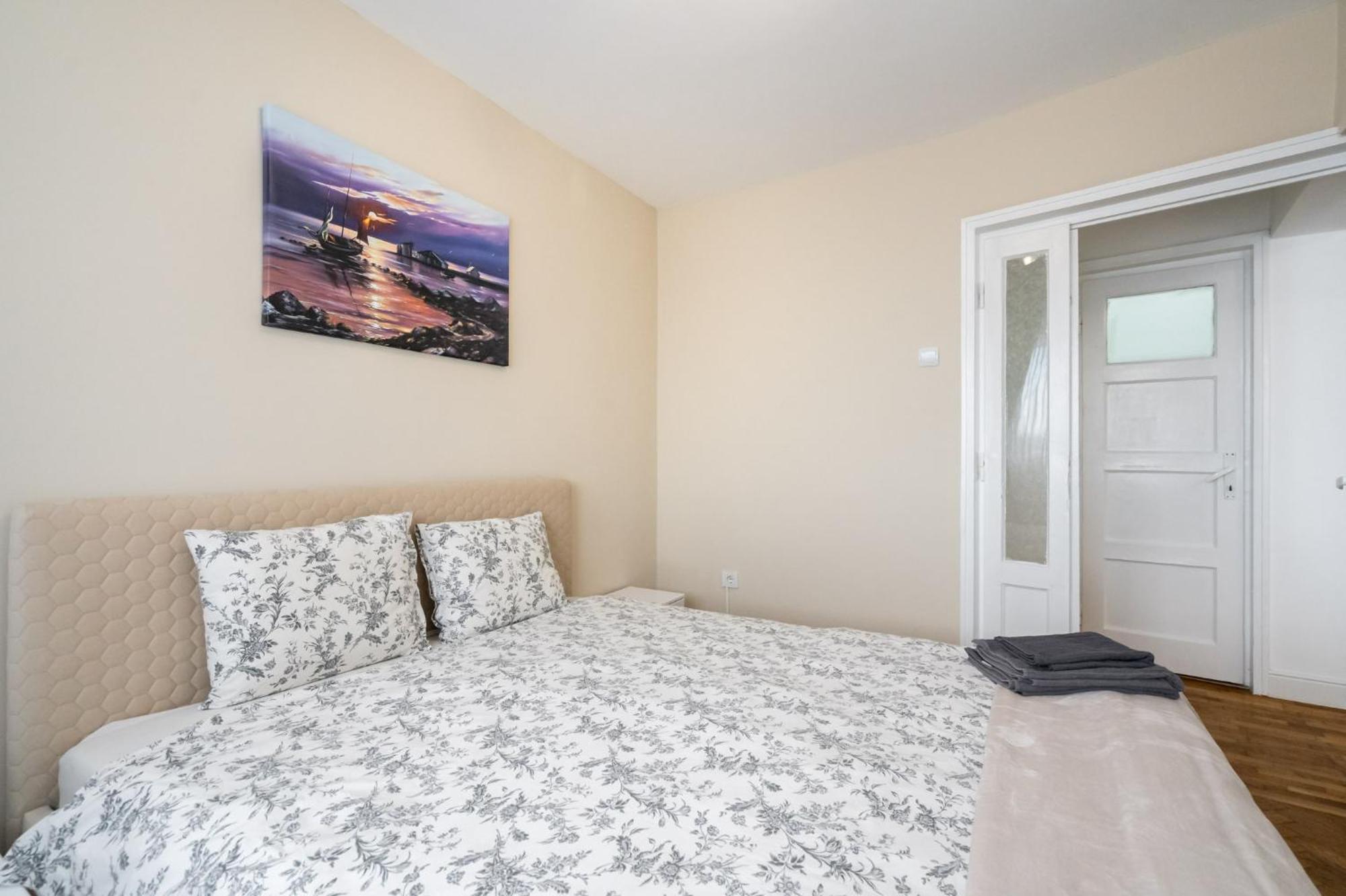 City View Apartment With Private Balcony บูคาเรสต์ ภายนอก รูปภาพ