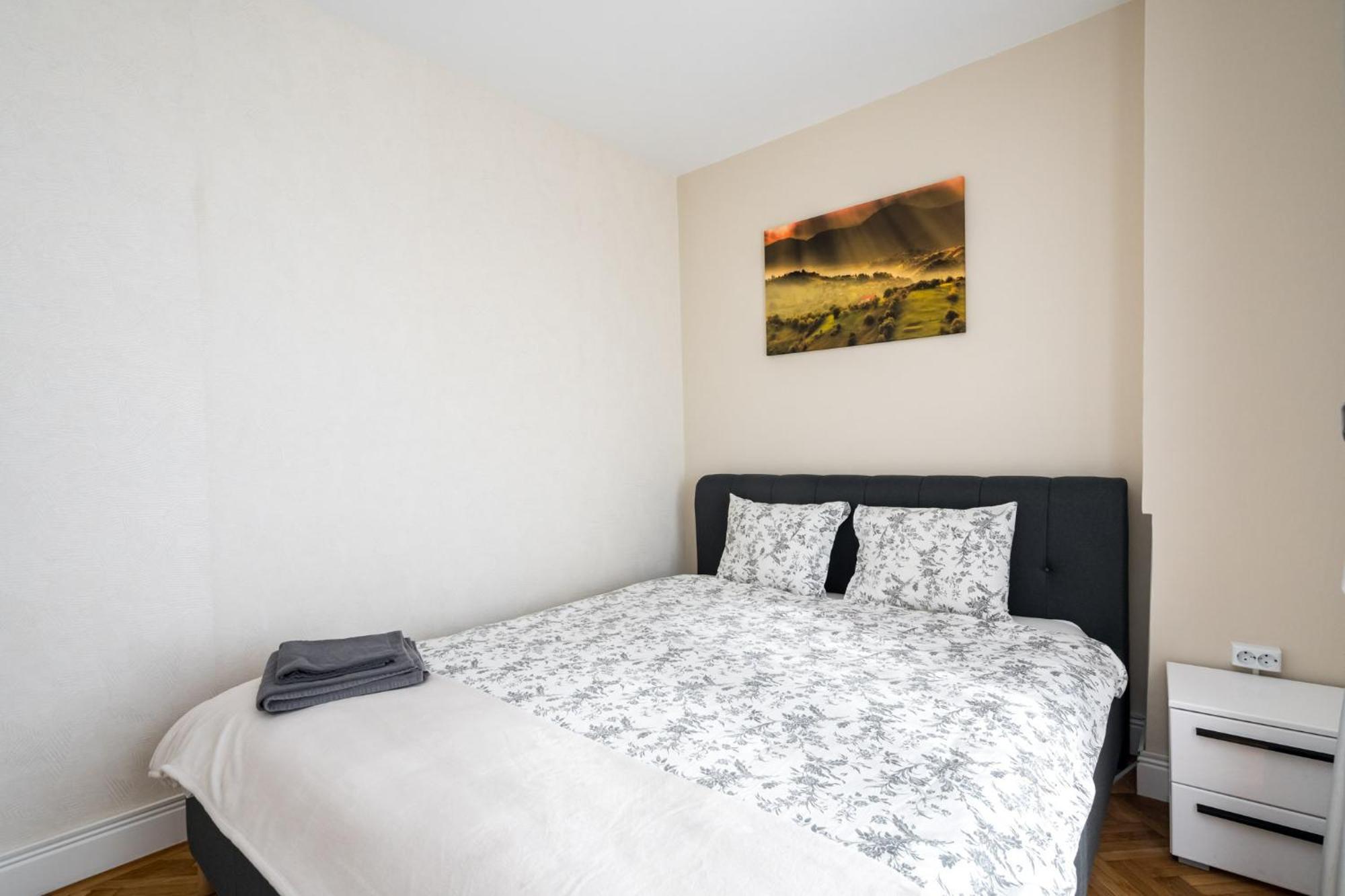 City View Apartment With Private Balcony บูคาเรสต์ ภายนอก รูปภาพ