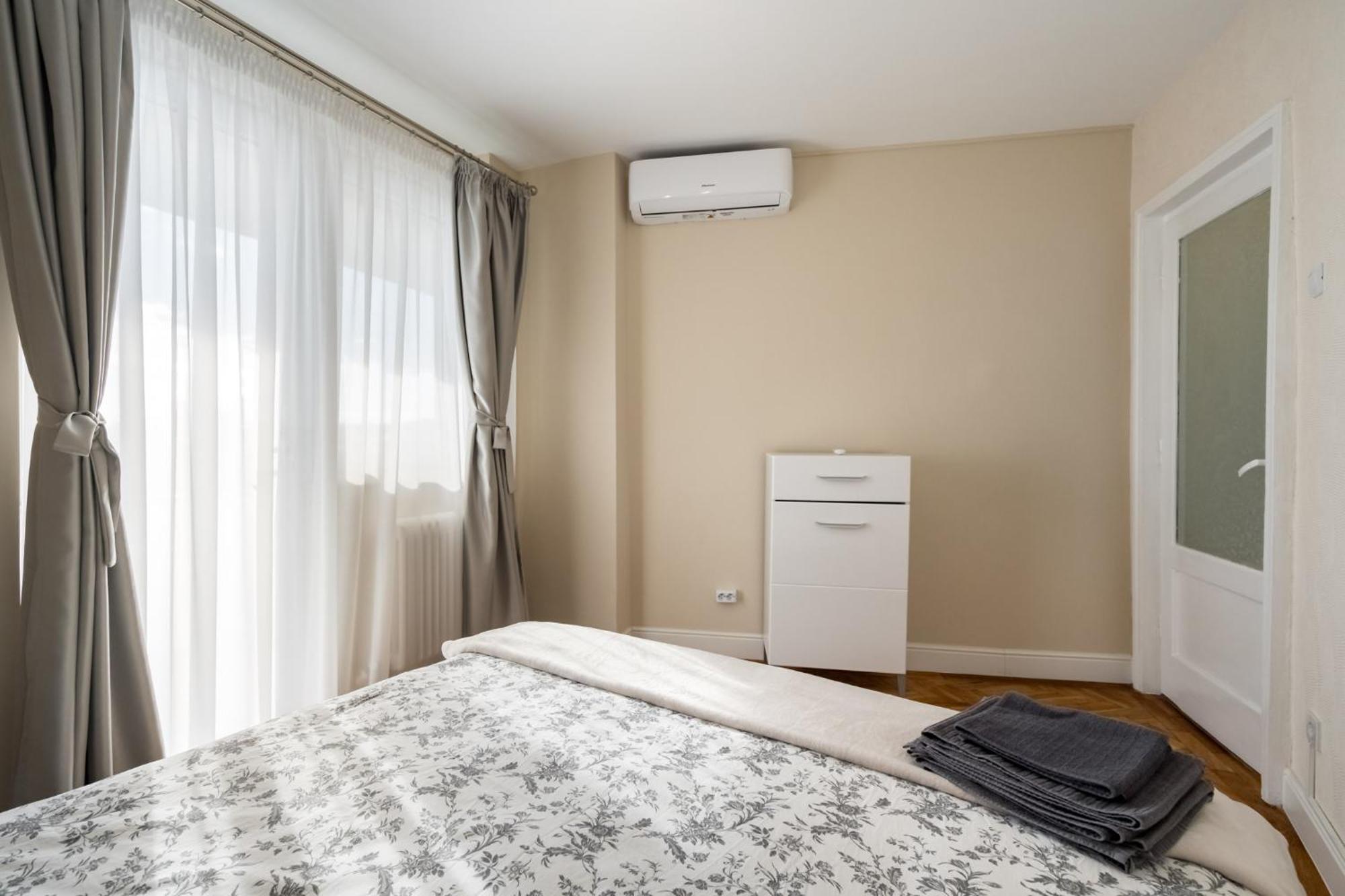 City View Apartment With Private Balcony บูคาเรสต์ ภายนอก รูปภาพ