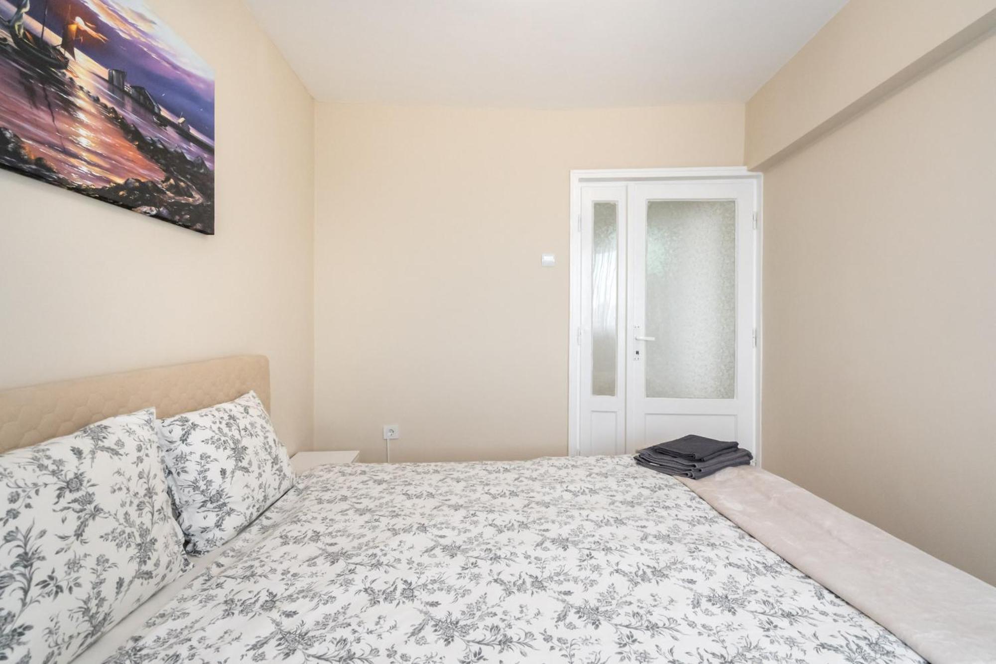 City View Apartment With Private Balcony บูคาเรสต์ ภายนอก รูปภาพ