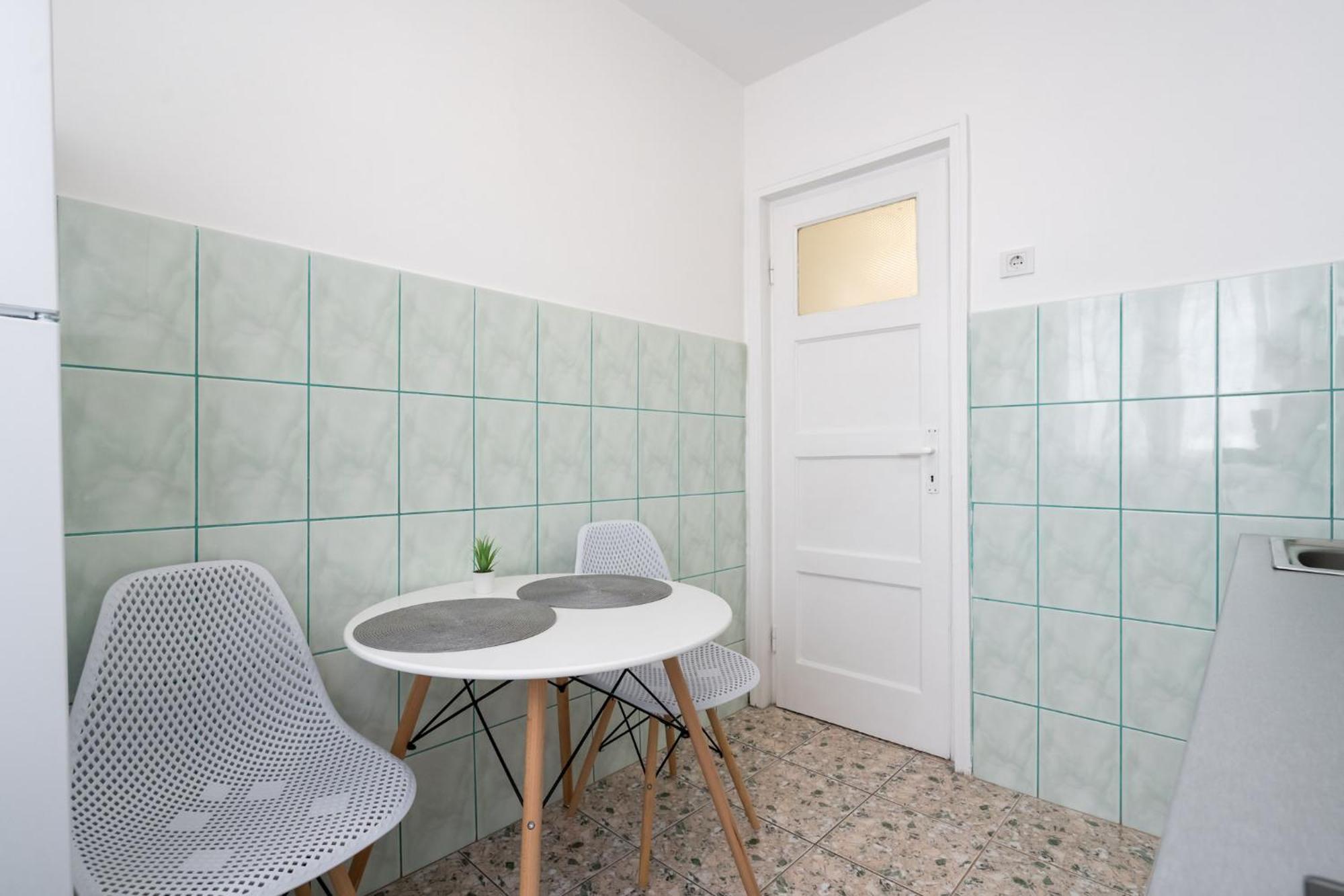 City View Apartment With Private Balcony บูคาเรสต์ ภายนอก รูปภาพ