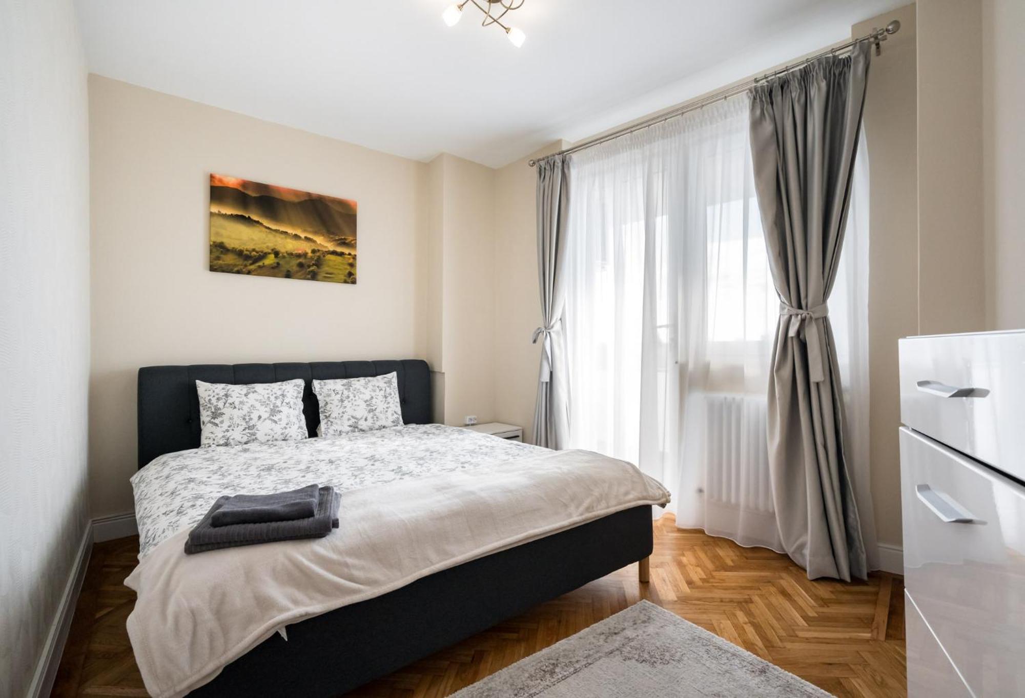 City View Apartment With Private Balcony บูคาเรสต์ ภายนอก รูปภาพ