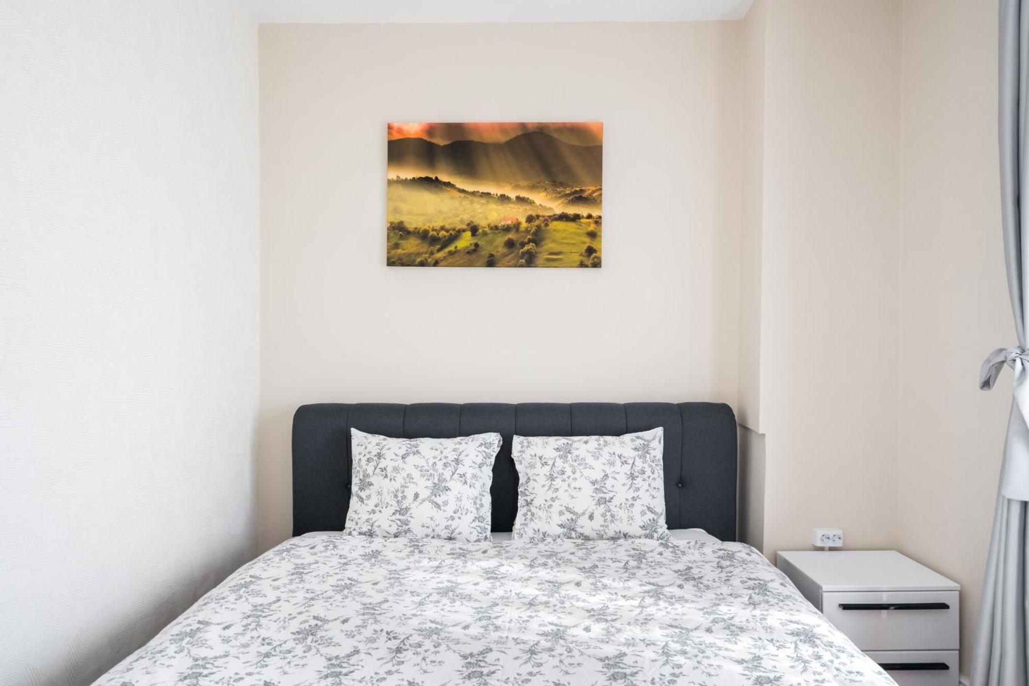 City View Apartment With Private Balcony บูคาเรสต์ ภายนอก รูปภาพ