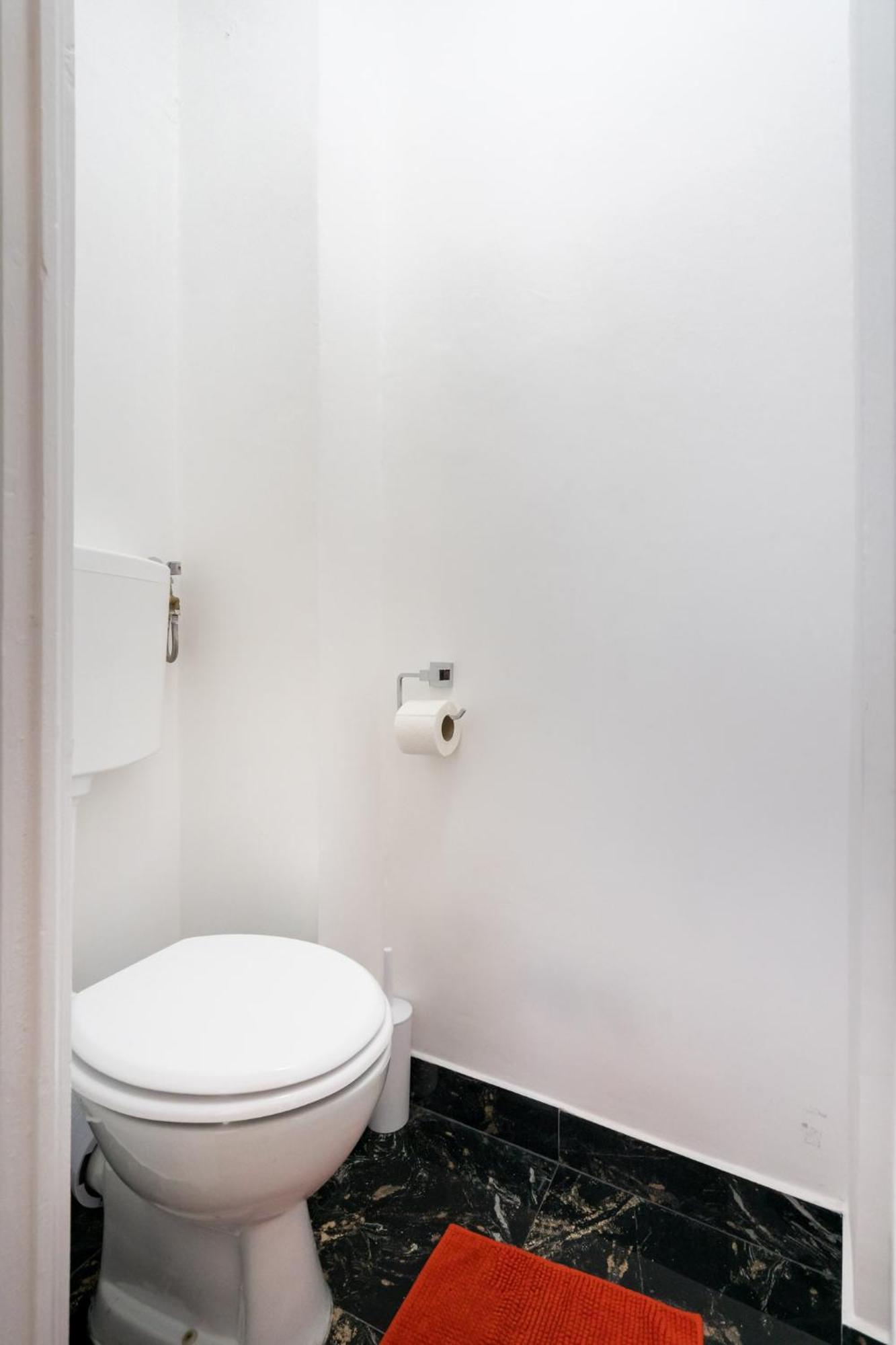 City View Apartment With Private Balcony บูคาเรสต์ ภายนอก รูปภาพ