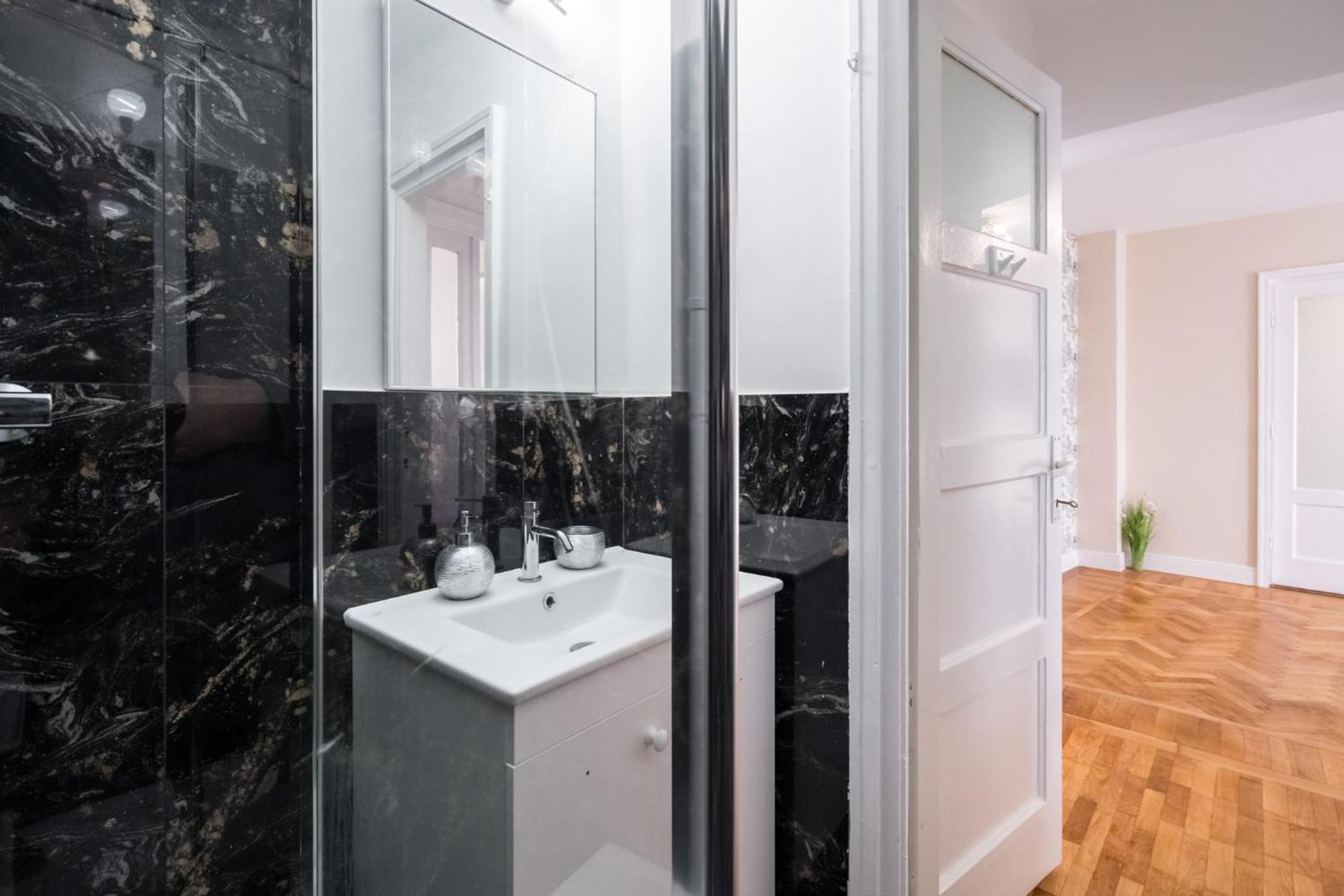 City View Apartment With Private Balcony บูคาเรสต์ ภายนอก รูปภาพ