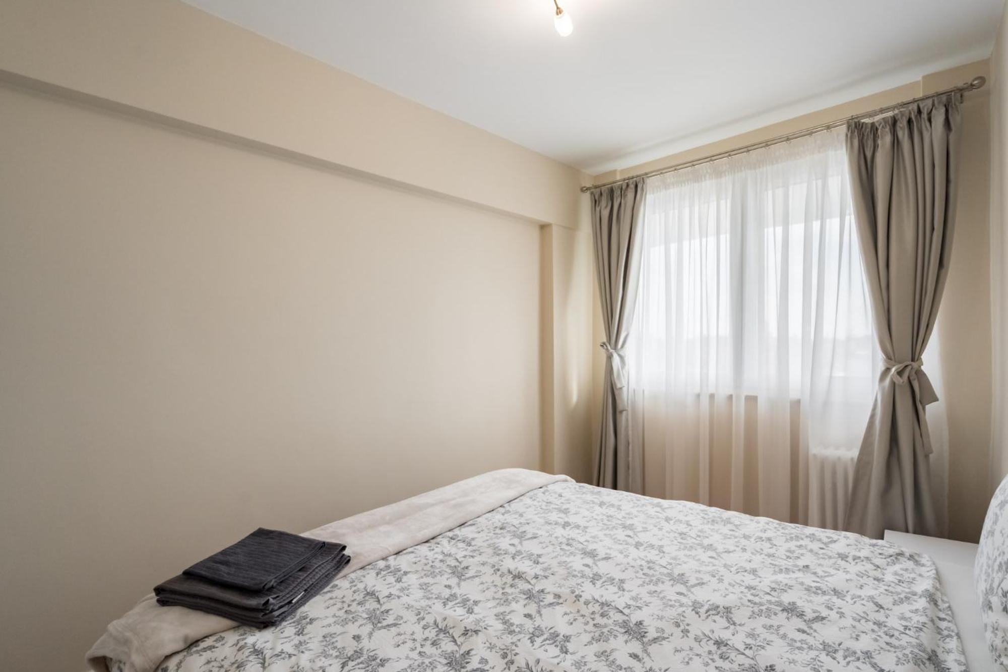 City View Apartment With Private Balcony บูคาเรสต์ ภายนอก รูปภาพ